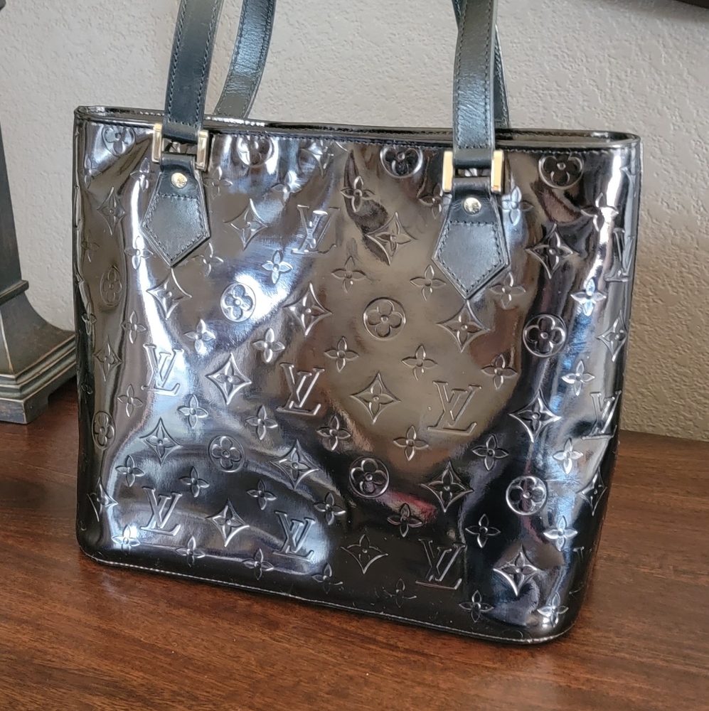 ⭐LOUIS VUITTON Vernis Houston in Black and gold-tone hardware.